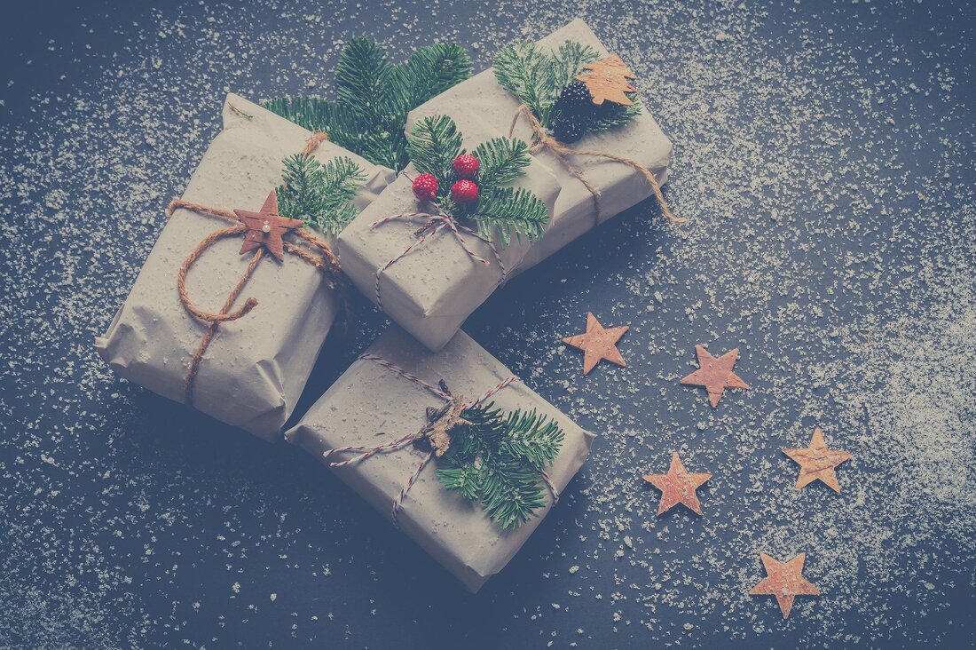 Picture of presents wrapped up in brown paper